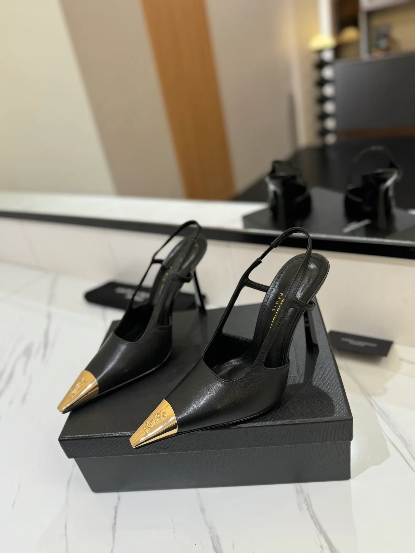 👟👟Ex-factory price 600👟👟 saint laurent ss24 new arrival～ Saint Laurent ysl 2024 spring and summer｜New high-heeled shoes🆕 Beautiful, refined and elegant! The 10cm foot is very stable, so feel free to put it in! The heel is custom-made from a new mold, and the height is the same as the original one. Various incorrect versions are % high-end and sexy, YSL still understands women best❤️ ⚠️The entire upper and lining are made of one piece without joints, which consumes more materials and costs more! Moreover, the material, fabric and lining are all made from more than 20 pieces of genuine custom-made calfskin. The upper is made of custom-made calfskin, the lining is made of calfskin, and the genuine leather outsole imported from Italy. Heel height: 10cm. Size: 35-39 (40 and 41 are custom-made and cannot be returned or exchanged)